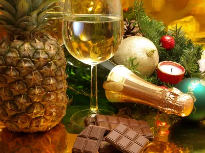 Обои на монитор | Новый год | Композиция новогоднего стола, шоколад,  ананас, шампанское