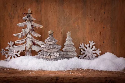 Обои на рабочий стол Новогодняя композиция из деревянных елочек и снежинок  в снегу, обои для рабочего стола, скачать обои, обои бесплатно