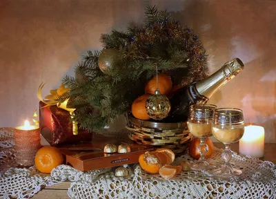 Обои на рабочий стол Новогодняя композиция с шампанским в корзинке с еловой  веткой, мандаринами, конфетами, подарком и свечами на столе, обои для  рабочего стола, скачать обои, обои бесплатно