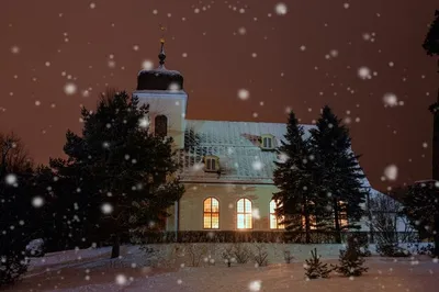 Рождество, зимний пейзаж, церковь вечером в снежную погоду, освещенная  огнями. европа, латвия, рига | Премиум Фото