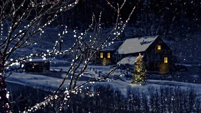 Новогодняя зимняя ночь с фонариками возле домиков и елей - обои на рабочий  стол