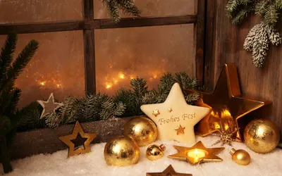 Обои на рабочий стол Новогодние украшения - золотые шары, звезды и свеча на  заснеженном окне, обои для рабочего стола, скачать обои, обои бесплатно