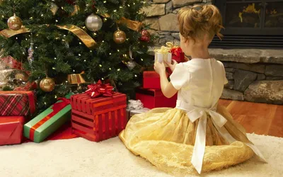 Девочка и новогодние подарки под елкой » ImagesBase - Обои для рабочего  стола