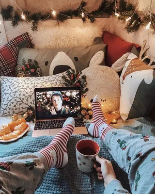 Просто поделись новогодним настроением☃️🌲 Мандарины🍊 Новогодние песни🎶  Один дома📺 Подарки🎁🛍 Напиши комм… | Periodo di natale, Foto di natale,  Sfondo natalizio