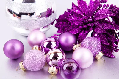 Фиолетовые новогодние шары на елку - обои на рабочий стол