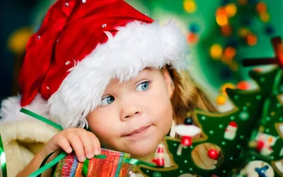 Детское предвкушение новогодних подарков - обои на рабочий стол