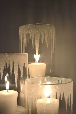Новогодние подсвечники и свечи подчеркнут Праздничную атмосферу