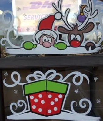 Рисунки на окнах цветными красками | Рождественские дверные украшения,  Живописные узоры, Зимние поделки