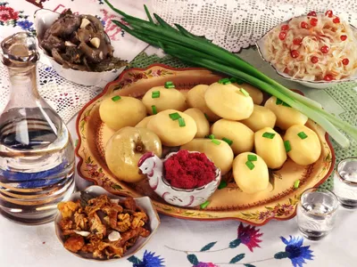 Картошка с салатами и графином: обои с едой, картинки, фото 1600x1200