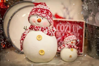 Обои на рабочий стол Новогодние снеговики сувениры в шапочках и шарфах, обои  для рабочего стола, скачать обои, обои бесплатно
