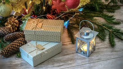Обои на рабочий стол Фонарь и новогодние подарки, игрушки с веткой елки на  полу, by christiancaron54, обои для рабочего стола, скачать обои, обои  бесплатно