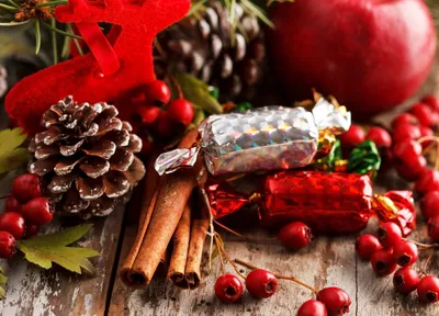 Новогодние украшения из шишек, корицы, ягод - обои на рабочий стол
