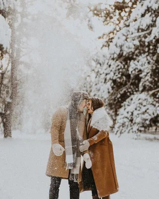 Зимняя фотосессия пары в снежном лесу. Снег на голову. Винтаж | Фотосессия,  Парные фотосессии, Винтаж