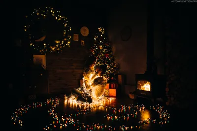 christmas lights, новогодние обои на рабочий стол камин елка,  рождественская елка и камин, елка у камина картинки, картинки с новогодней  елкой в комнате ночью, рождественская елка, Свадебный фотограф Москва