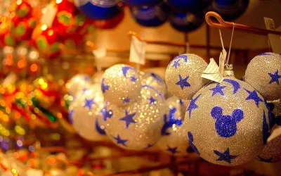 Обои на рабочий стол Новогодние шары с рисунком из ушей Микки, звезд и  полумесяцев, обои для рабочего стола, скачать обои, обои бесплатно