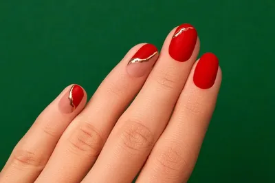 Женская рука с модным красным маникюром крупным планом рождественский  новогодний дизайн ногтей | Премиум Фото