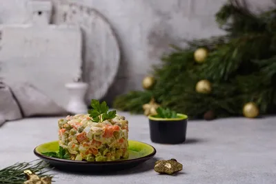 Традиционный новогодний русский салат оливье | Премиум Фото