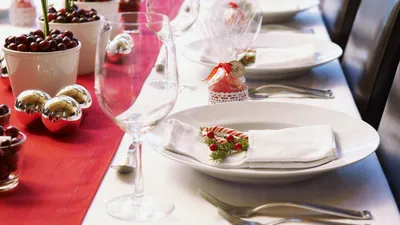 Рождественская сервиррвка стола с золотыми шарами, ягодами и сладкими  палочками - обои на рабочий стол