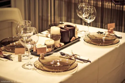 Сервировка стола. Винные пробки, холщевые жгуты и коричневый цвет — Kalabasa