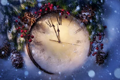 Обои Рождество, Новый год, Christmas, часы, ягоды, ветки, шишки, снежинки  на рабочий стол
