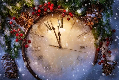 Обои на рабочий стол Часы в еловых ветках показывают почти полночь под  снегом в Новый год, обои для рабочего стола, скачать обои, обои бесплатно