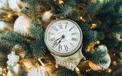 Обои на рабочий стол Часы на новогодней елке с гирляндой, обои для рабочего  стола, скачать обои, обои бесплатно