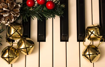 Обои музыка, праздник, клавиши, плоды, Рождество, Новый год, фортепиано,  пианино, колокольчики, шишка, хвоя, ёлочные игрушки картинки на рабочий  стол, раздел новый год - скачать