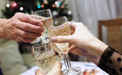 Врач предложила альтернативу шампанскому на Новый год для больных COVID —  РБК