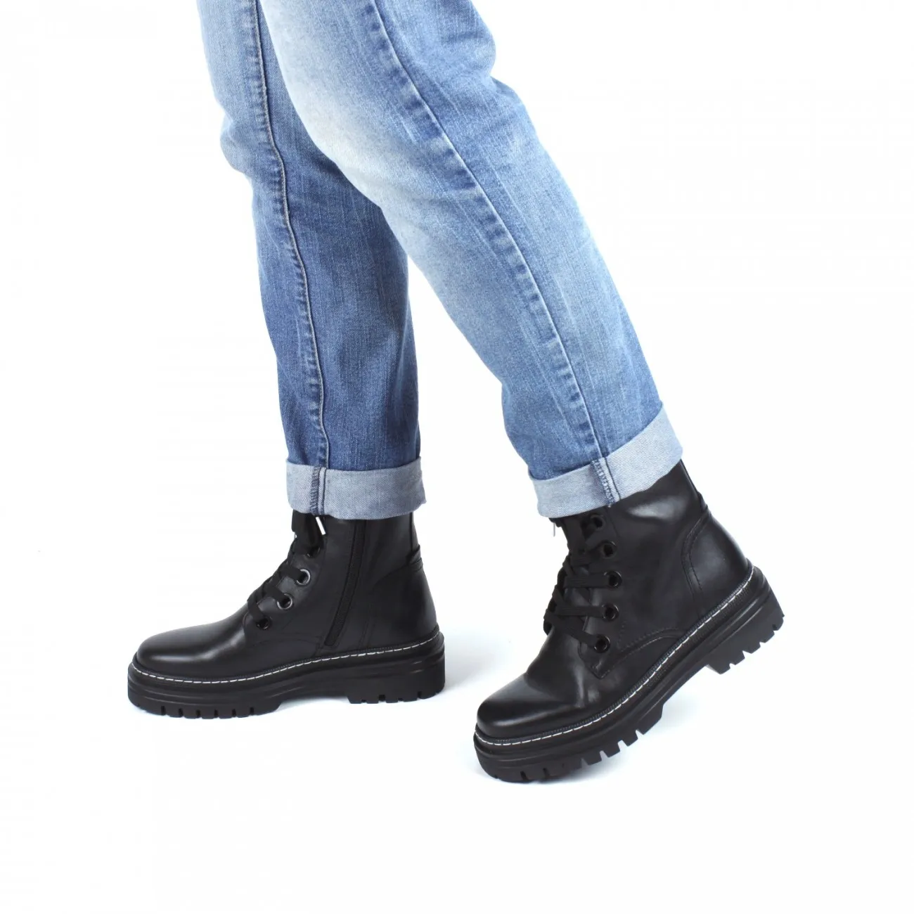 OMG Shoes - Берцы это обувь, которая даёт максимальный простор для фантазии в образах✨ ⠀ Легкое платье и кожаная куртка или любимые джинсы и свитер крупной вязки — берцы идеально впишутся в OMG Shoes - Берцы это обувь, которая даёт максимальный простор для фантазии в образах✨ ⠀ Легкое платье и кожаная куртка или любимые джинсы и свитер крупной вязки — берцы идеально впишутся в