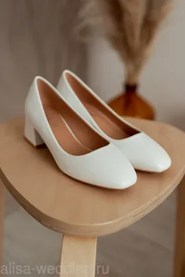 Свадебные туфли на низком каблуке с круглым носом купить по цене 3 200 руб.  в Санкт-Петербурге | Свадебный салон Alisa Wedding