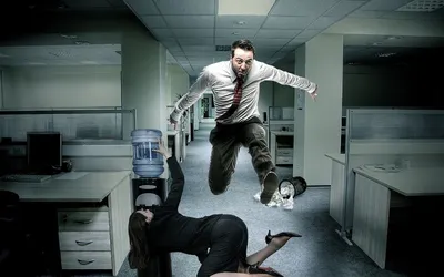 Обои на рабочий стол Офисный работник несется, прыгая через секретаршу и  снося все на своем пути, обои для рабочего стола, скачать обои, обои  бесплатно