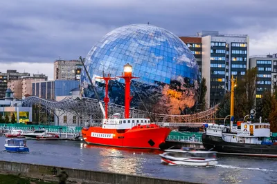Планета на волне»: как выглядит полностью застеклённый шар Музея Мирового  океана