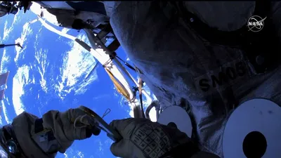 Космонавты Олег Новицкий и Петр Дубров выходят в открытый космос с МКС | Евроньюс