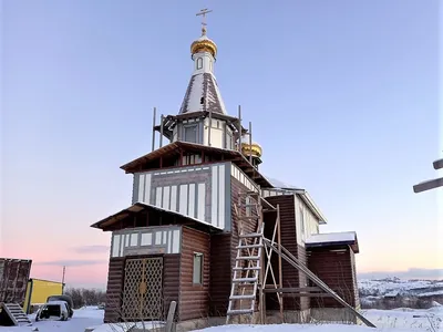 Посёлок Оленья Губа, обещали детскую площадку, показывали картинки и видео.  Но почему-то картинки не совпадают с тем, что установили. В марте в н.п. Оленья  Губа проходили общественные обсуждения проекта благоустройства детской  игровой