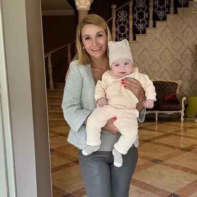 46-летняя Ольга Орлова, ставшая мамой 10 месяцев назад, показала фигуру в  облегающем платье