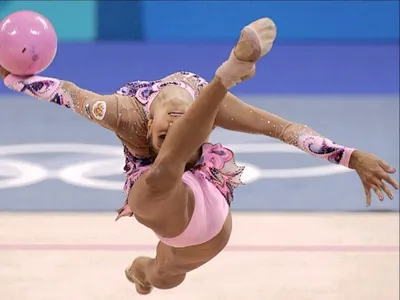 Обои на рабочий стол Известная российская гимнастка Ольга Капранова  выполняет прыжок прогнувшись с мячом, обои для рабочего стола, скачать обои,  обои бесплатно
