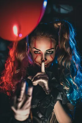 Фото Девушка в образе клоуна Пеннивайза / Pennywise из фильма ужасов Оно /  It, by Sergey Vostrikov