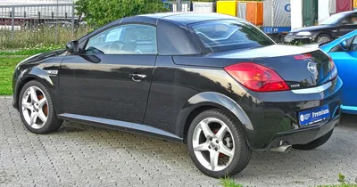 Car, Opel Tigra Twin Top 1.8, Convertible, model year 2004-, silver,  driving, side view, closed top, City, photographer: Hans Di Stock Photo -  Alamy