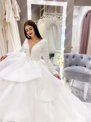 Современные дизайнеры делают свой выбор в пользу свадебных шёлковых платьев