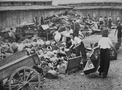 Сортировка вещей евреев, доставленных в концлагерь Освенцим — военное фото