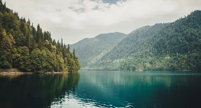 Озеро Рица в Абхазии - история и легенды водоема, как добраться до  природной высокогорной жемчужины
