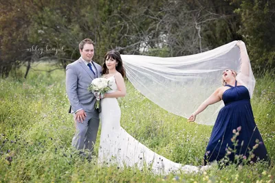 Подружка невесты решила оживить свадебные фото, и теперь все обсуждают  только её