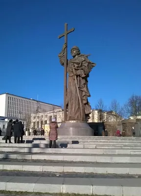 Москва. Памятник князю Владимиру на Боровицкой площади. | Statue of  liberty, Landmarks, Statue