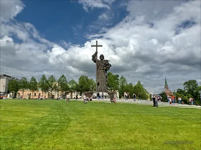 Памятник князю Владимиру на Боровицкой площади в Москве