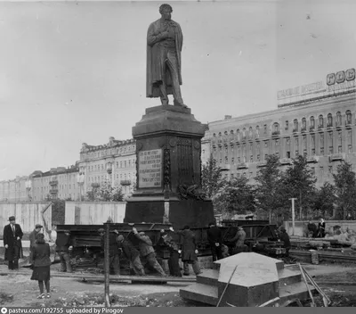 Памятник пушкину в москве фото