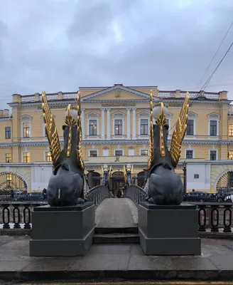 Скульптуры, спрятавшиеся в музейных галереях, и уличные памятники готовы  принести нам удачу