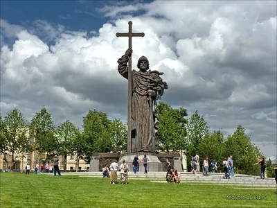 Памятник князю Владимиру на Боровицкой площади в Москве