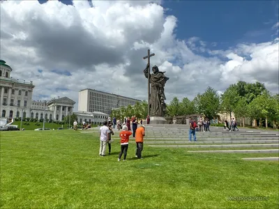 Памятник князю Владимиру на Боровицкой площади в Москве