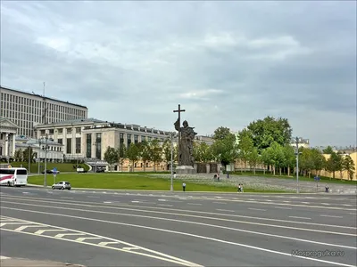 Памятник князю Владимиру на Боровицкой площади в Москве