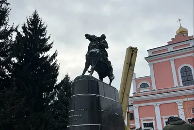 В Тульчине под Винницей снесли памятники Суворову и Пушкину (фото)